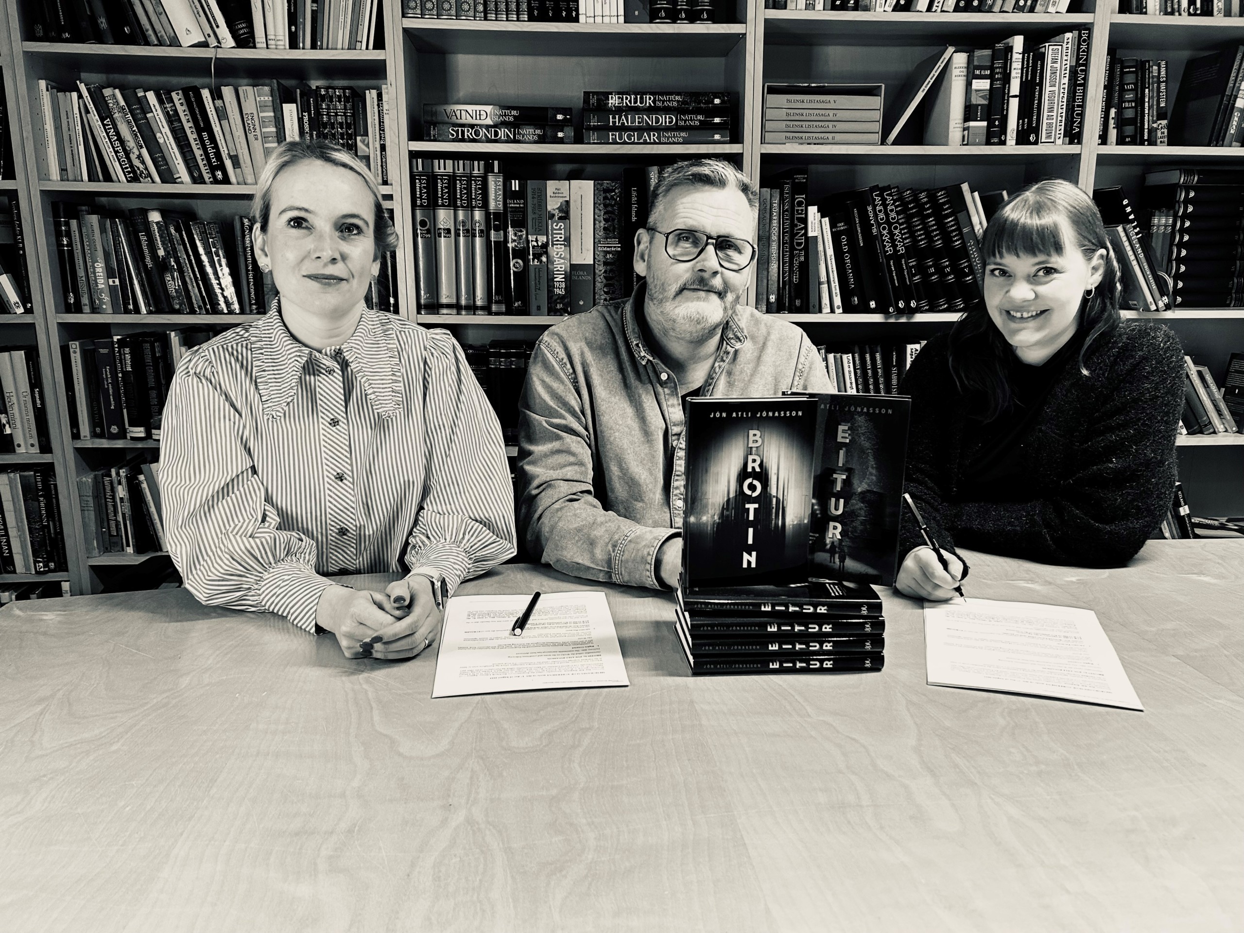 Broken series by Jon Atli Jonasson to S. Fischer in Germany